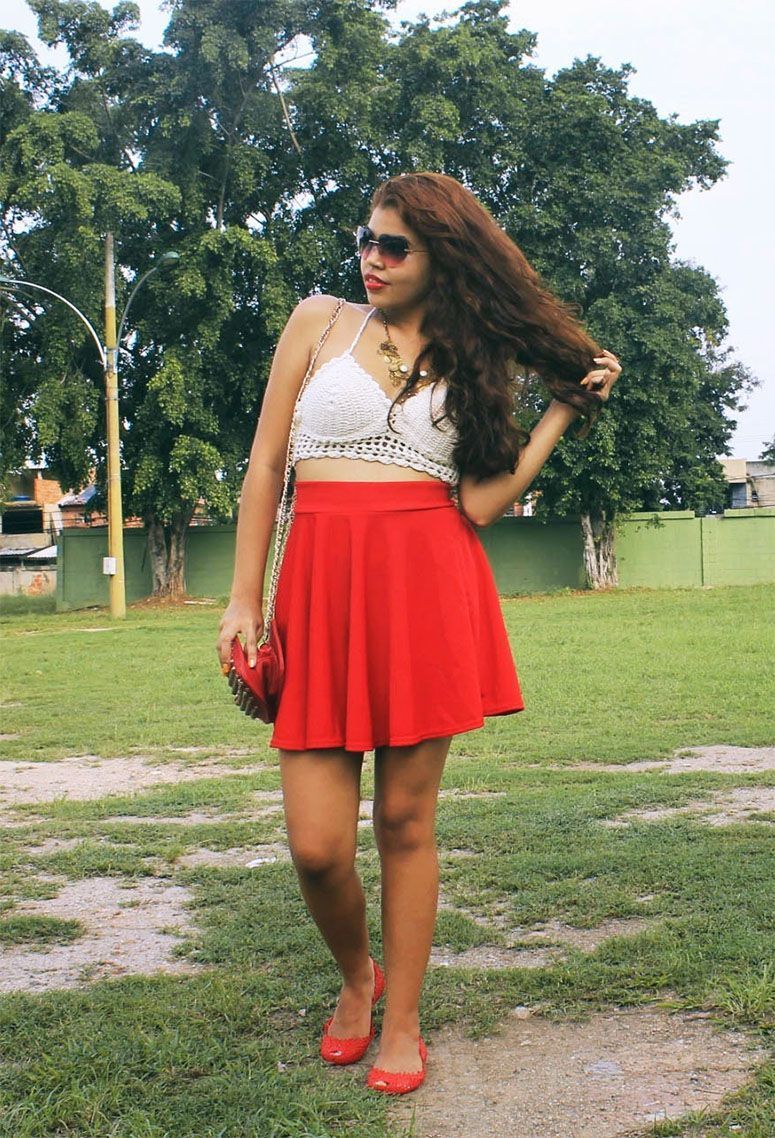 Foto: Reprodução / <a href="http://www.ingridgleize.com/2015/03/look-cropped-de-croche-saia-skater-vermelha.html" target="_blank">Ingrid Gleize</a>