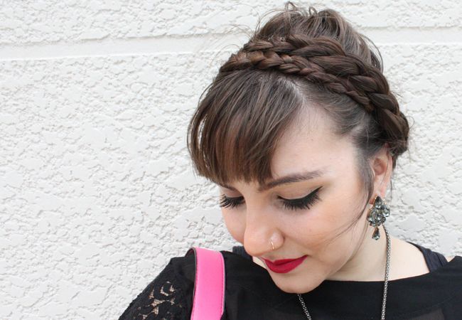 Foto: Reprodução / <a href="http://www.juromano.com/looks/calca-plus-size-estampada-rosas-coroa-trancas">Ju Romano</a>
