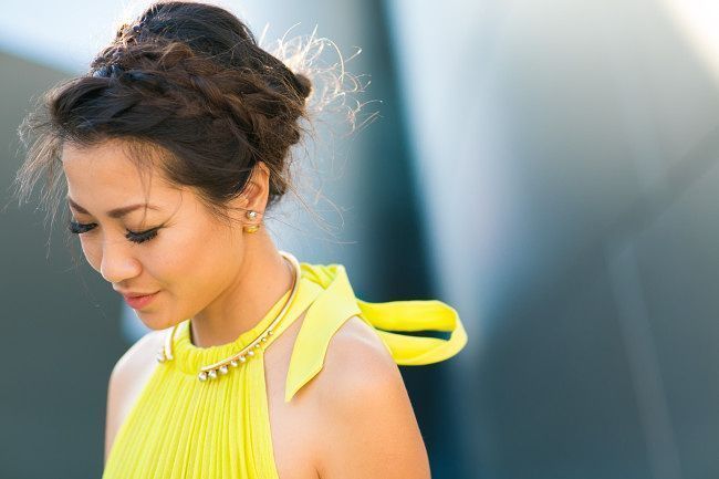 Foto: Reprodução / <a href="http://www.wendyslookbook.com/2015/07/neon-love-pleated-dress-halo-braid/">Wendy’s Lookbook</a>