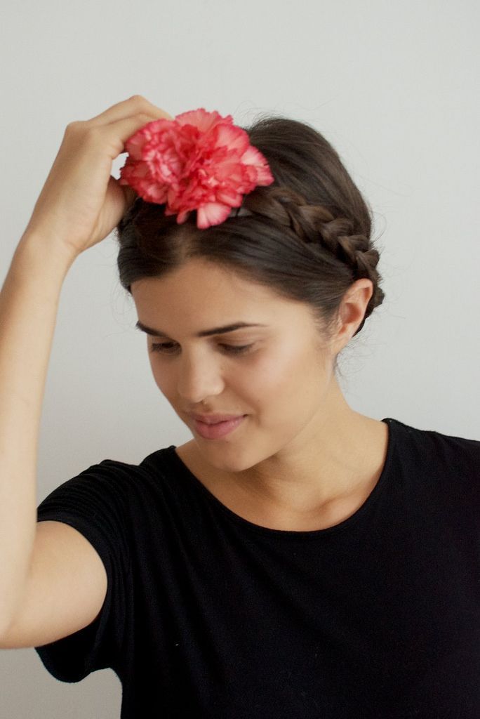 Foto: Reprodução / <a href="http://apairandasparediy.com/2014/09/diy-fresh-flower-crown.html">A Pair & a Spare</a>