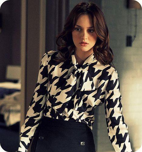 Blair Waldorf, do seriado americano Gossip Girl, com camisa de seda em estampa pied-de-poule