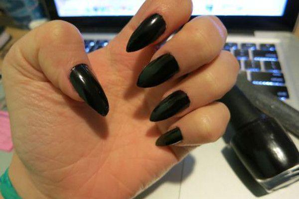 Foto: Reprodução / <a href="https://kelskelsblogs.wordpress.com/2014/10/16/how-to-stiletto-nails/" target="_blank">Kelskels</a>