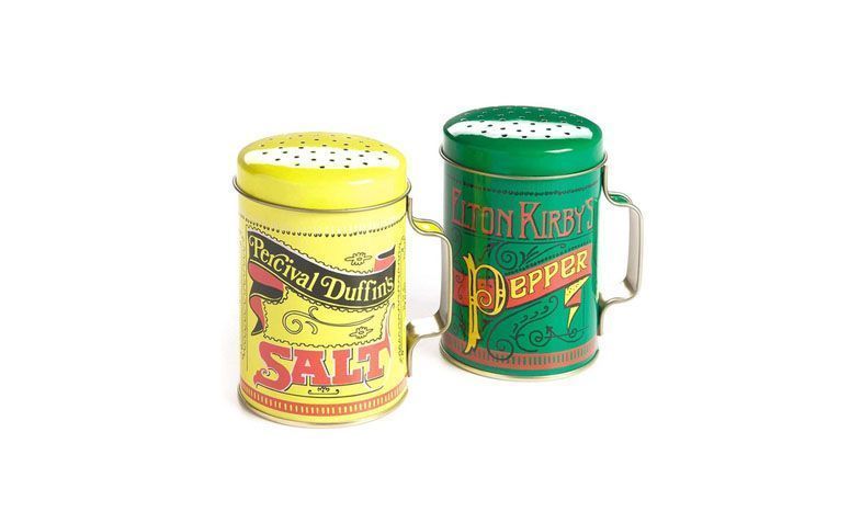 Pimenteiro e saleiro por R$41,41 na <a href="http://www.submarino.com.br/produto/7984903/conjunto-saleiro-e-pimenteiro-latas-retro" target="blank_">Submarino</a>