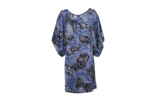Robe imprimée en satin pour 298 $ sur l'épaule