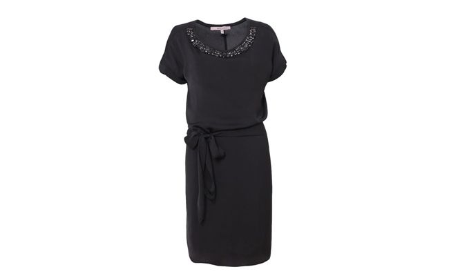 robe brodée en satin pour 339 $ sur l'épaule