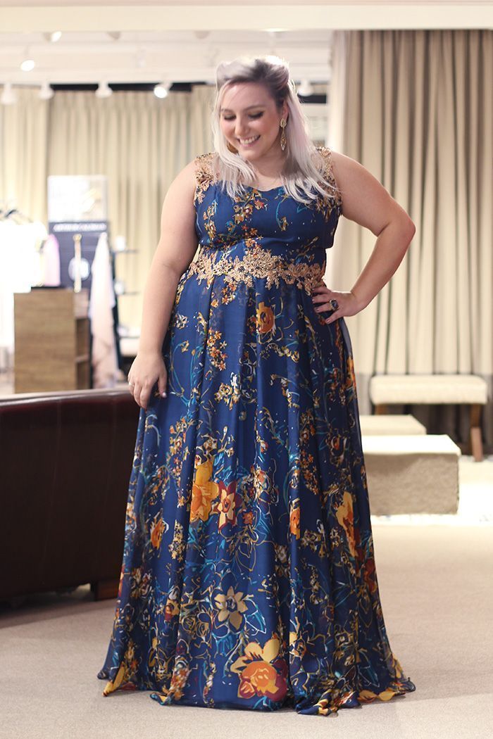 Foto: Reprodução / <a href="http://juromano.com/looks/vestido-de-festa-plus-size-para-formaturas-casamentos-e-ano-novo" target="_blank">Ju Romano</a>