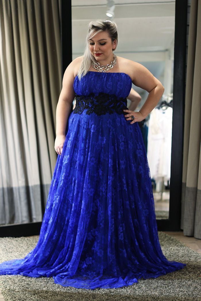 Foto: Reprodução / <a href="http://juromano.com/looks/vestido-de-festa-plus-size-para-formaturas-casamentos-e-ano-novo" target="_blank">Ju Romano</a>