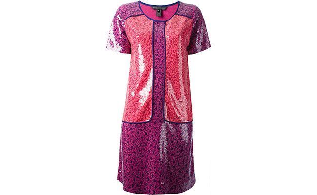 Vestido de paetê Marc by Marc Jacobs por R$2.510 na <a href="http://www.farfetch.com/br/shopping/women/marc-by-marc-jacobs-printed-dress-item-10599361.aspx?storeid=9270&ffref=lp_9_" target="blank_">Farfetch</a>