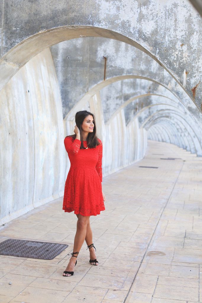 Foto: Reprodução / <a href="http://seamsforadesire.com/red-lace-dress/" target="_blank">Seams for a desire</a>