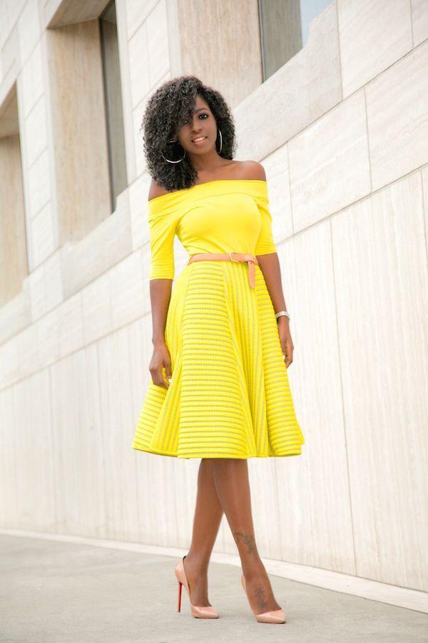 Foto: Reprodução / <a href=" http://stylepantry.com/2016/01/20/off-shoulder-blouse-yellow-striped-skirt/ " target="_blank"> Stylepantry </a>