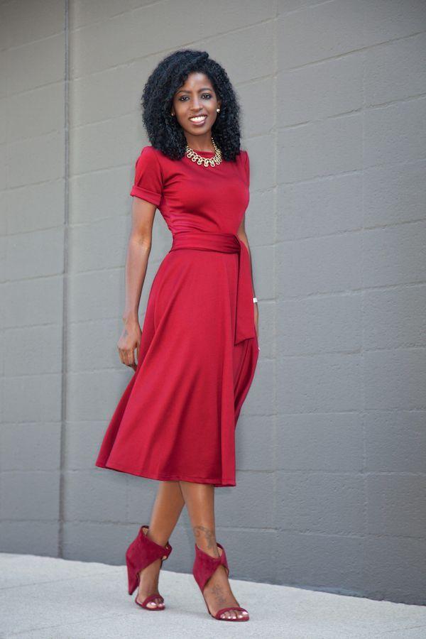 Foto: Reprodução / <a href=" http://stylepantry.com/2015/10/15/elbow-length-swing-midi-dress/ " target="_blank"> Stylepantry </a>