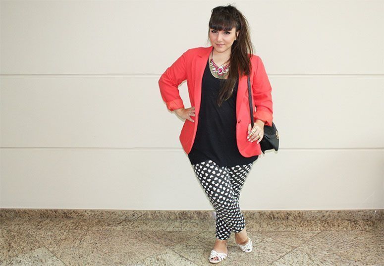 Foto: Reprodução / <a href="http://juromano.com/looks/blazer-longo-e-colorido-para-plus-size-e-calca-estampada" target="_blank">Ju Romano</a>