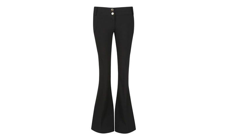 Calça flare preta por R$89,90 na <a href="http://www.riachuelo.com.br/produto/dia-das-maes/anne-kanner/feminino/calcas/calca-flare/4972" target="blank_">Riachuelo</a>