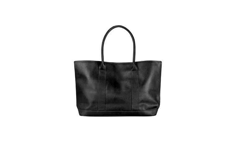 Bolsa preta por R$69,90 na <a href="http://www.riachuelo.com.br/produto/outono-inverno/pool/feminino/bolsas/bolsa/4477" target="blank_">Riachuelo</a>