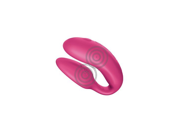 Vibrador duplo para estimular o ponto G e o clitóris por R$748 na <a href="http://www.desejooculto.com.br/produto/3091/we_vibe_iv_vibrador_do_casal_ponto_g_e_clitoris_durante_penetracao" target="_blank">Desejo Oculto</a>