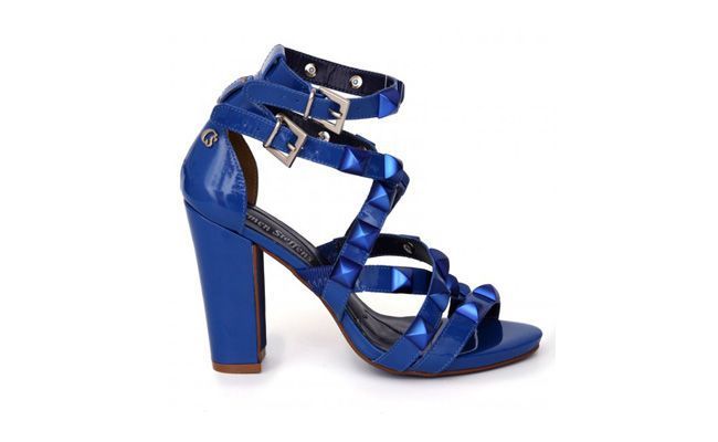 Sandália com tiras e metais por R$89,90 na <a href="http://www.carmensteffens.com.br/produto/SandaliacomTiraseMetaisAzulBicCarmenSteffens/12513" target="_blank">Carmen Steffens</a>