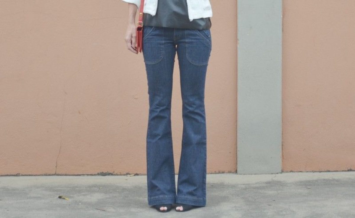 calça jeans flare com salto