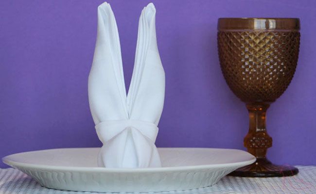 Decore a mesa de Páscoa com um coelho de guardanapo