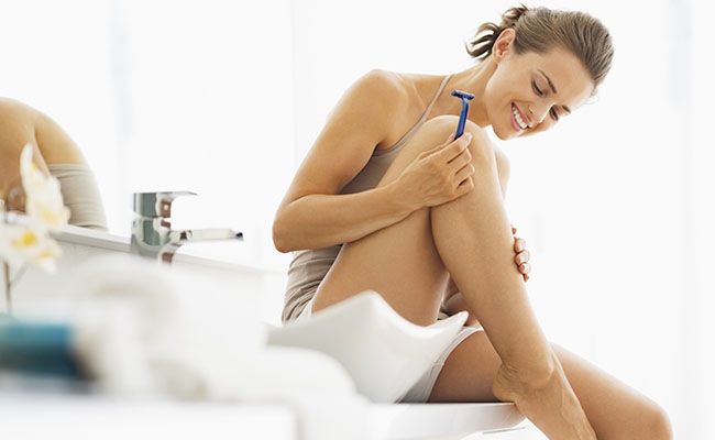 6 maiores erros ao depilar as pernas com lâmina