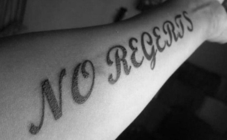 "No regrets" em inglês significa "sem arrependimentos", mas está escrita de forma errada na tattoo. Foto: Reprodução