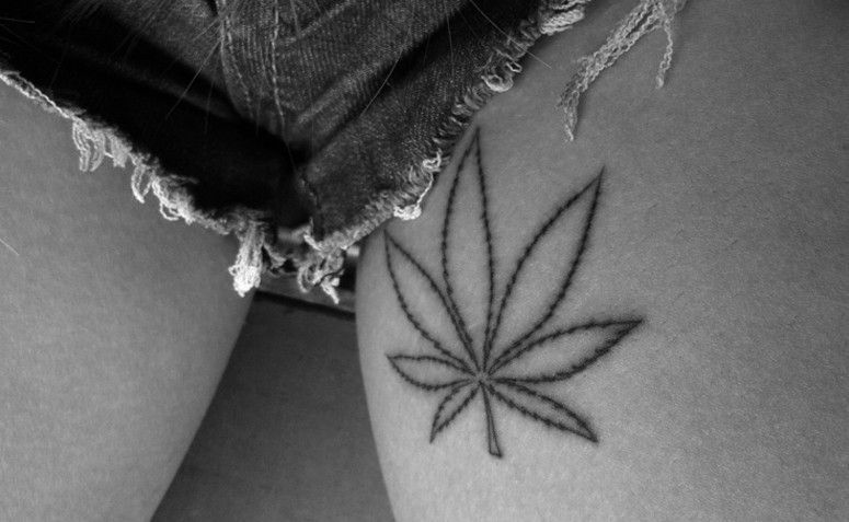 Tatuagem da folha de maconha. Foto: Reprodução