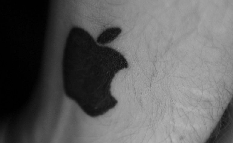 Tatuagem da marca Apple. Foto: Reprodução