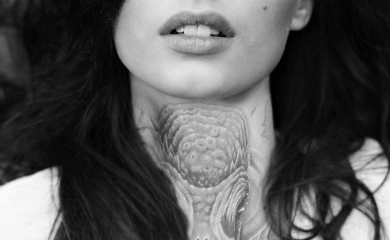 Tatuagem no pescoço. Foto: Reprodução