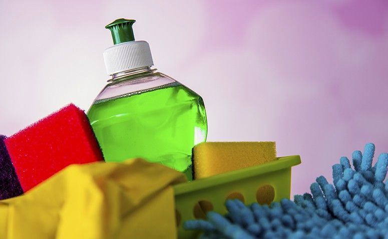 O detergente usado para lavar louças possui uma ação mais eficaz para retirar manchas de ferrugem das roupas do que os sabões em pó para lavar roupa, já que sua composição é mais química.
