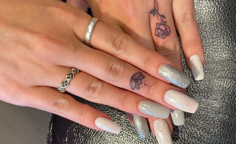 Tatuagem no dedo: artes delicadas e minimalistas para você