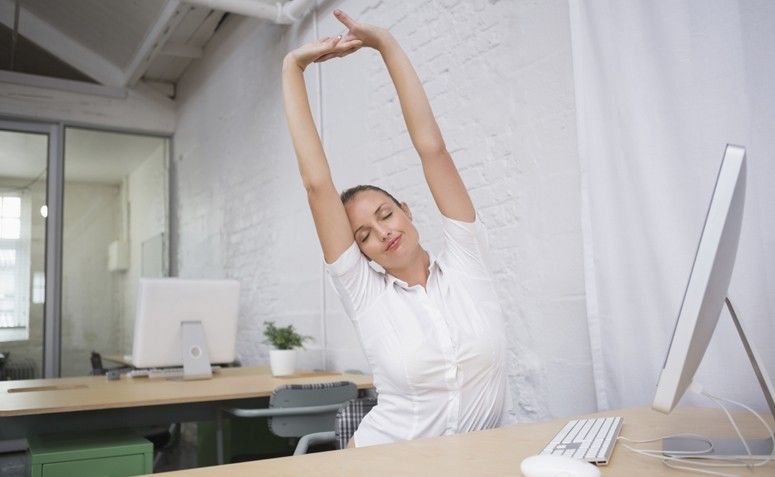 19 exercícios para fazer sentada na sua mesa de trabalho