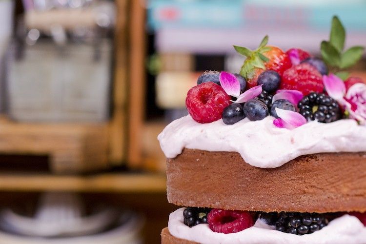 Naked cake de coco com creme de framboesa. Foto: Reprodução / I could kill for dessert</a