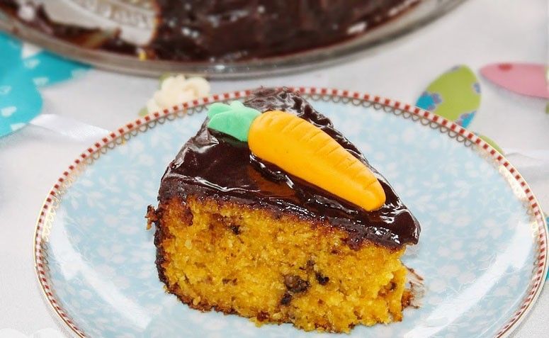 Bolo de cenoura com fubá e cobertura de ganache. Foto: Reprodução / O Melhor Restaurante do Mundo