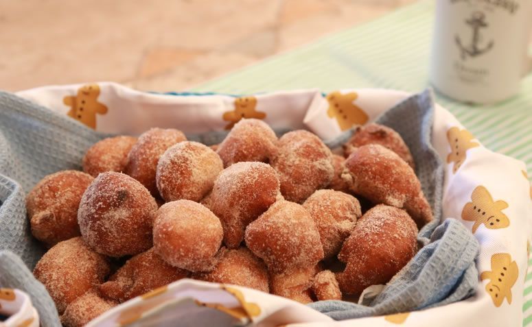 Bolinho de chuva com banana. Foto: Reprodução / Torrada Torrada