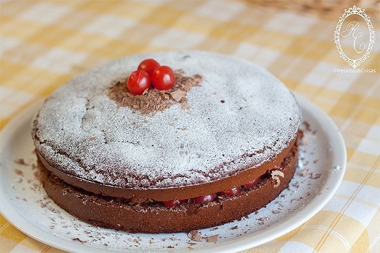 Bolo Floresta Negra sem glúten e sem lactose. Foto: Reprodução / Receitas e Coisas