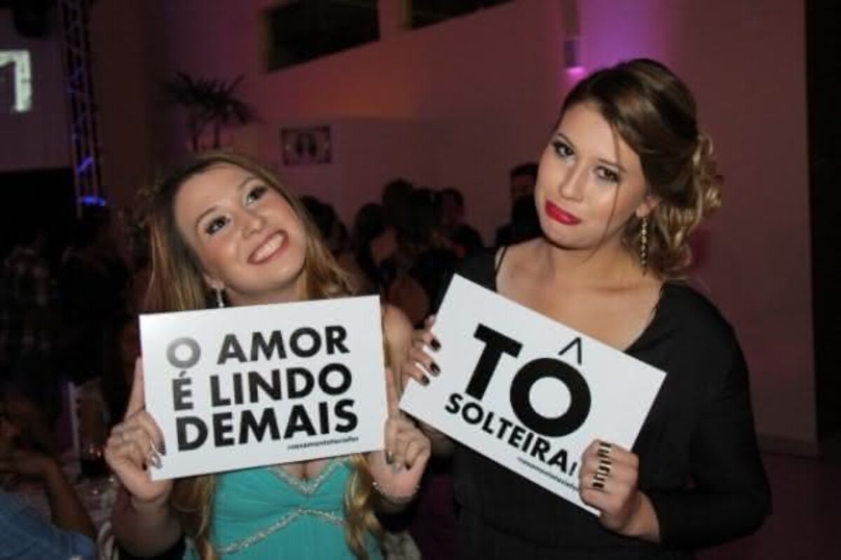 Plaquinhas para festa: frases divertidas, fotos e como fazer Plaquinhas para festa: frases divertidas, fotos e como fazer