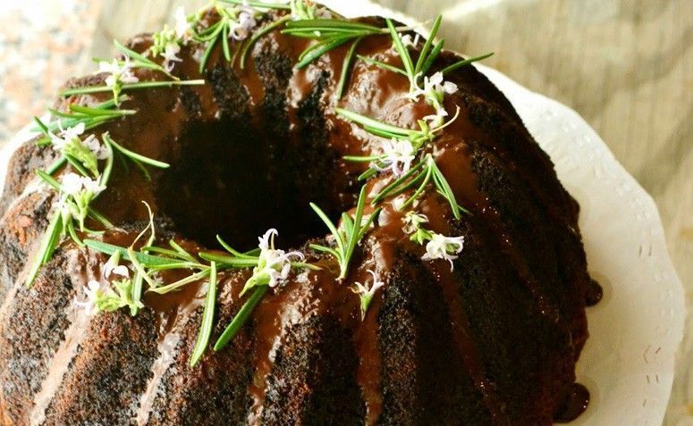 Bolo de chocolate com alecrim. Foto: Reprodução / Partilhando sabores