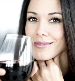 Tomar vinho ajuda a emagrecer: mito ou verdade?