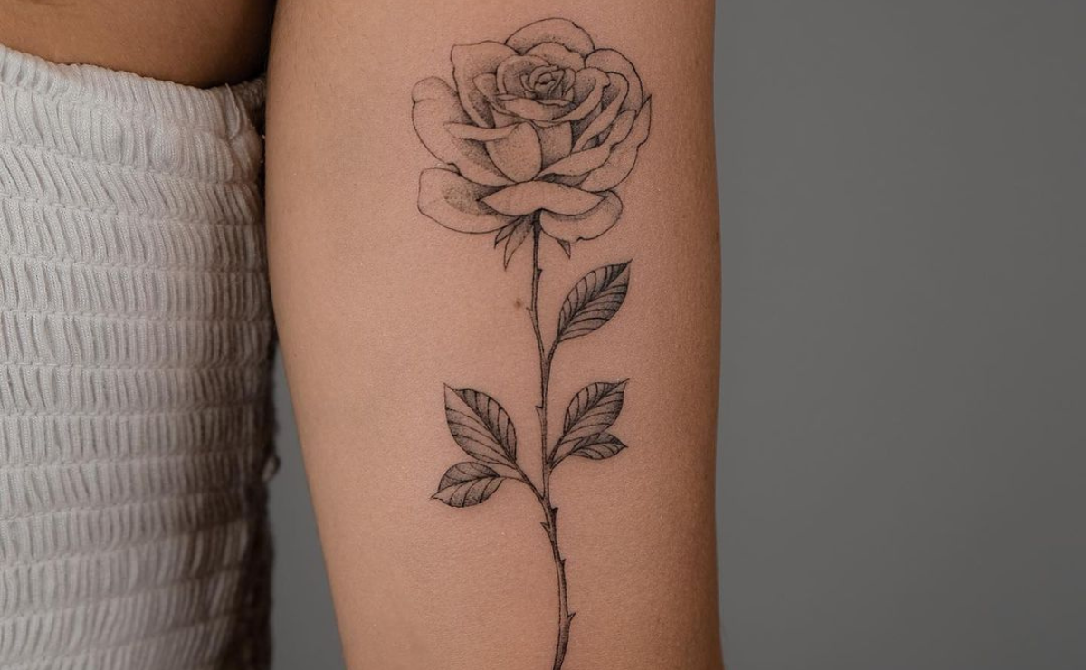 60 ideias de tatuagem de flor na mão para te convencer a fazer a sua