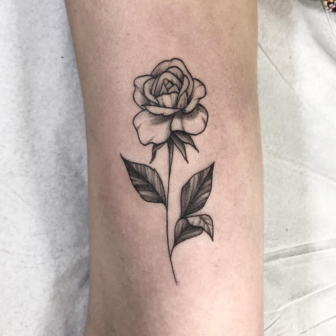 60 ideias de tatuagem de flor na mão para te convencer a fazer a sua