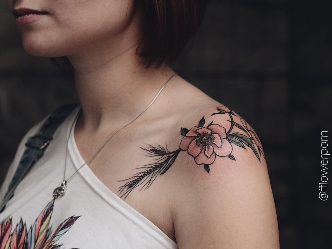 60 ideias de tatuagem de flor na mão para te convencer a fazer a sua