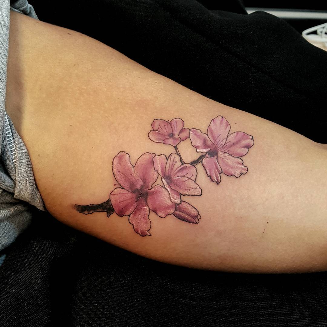 60 ideias de tatuagem de flor na mão para te convencer a fazer a sua