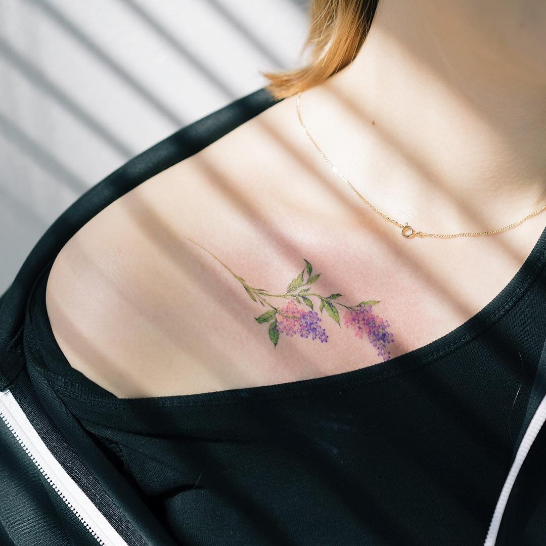 60 ideias de tatuagem de flor na mão para te convencer a fazer a sua