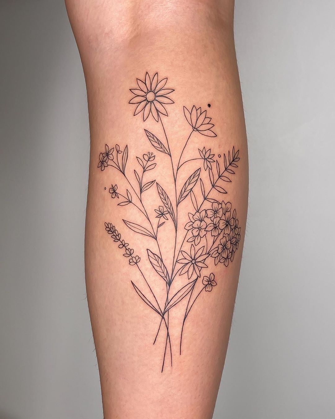 60 ideias de tatuagem de flor na mão para te convencer a fazer a sua