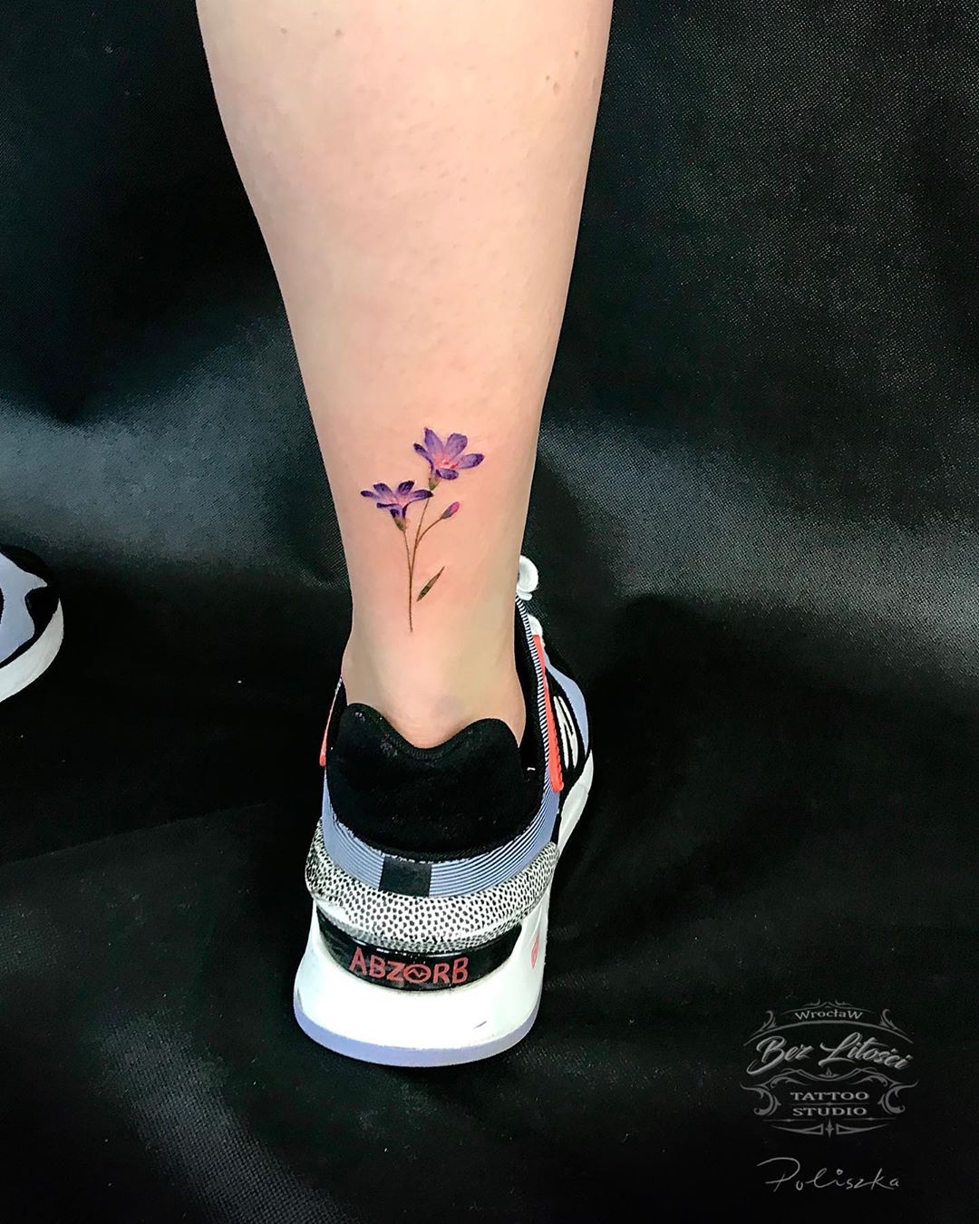 60 ideias de tatuagem de flor na mão para te convencer a fazer a sua