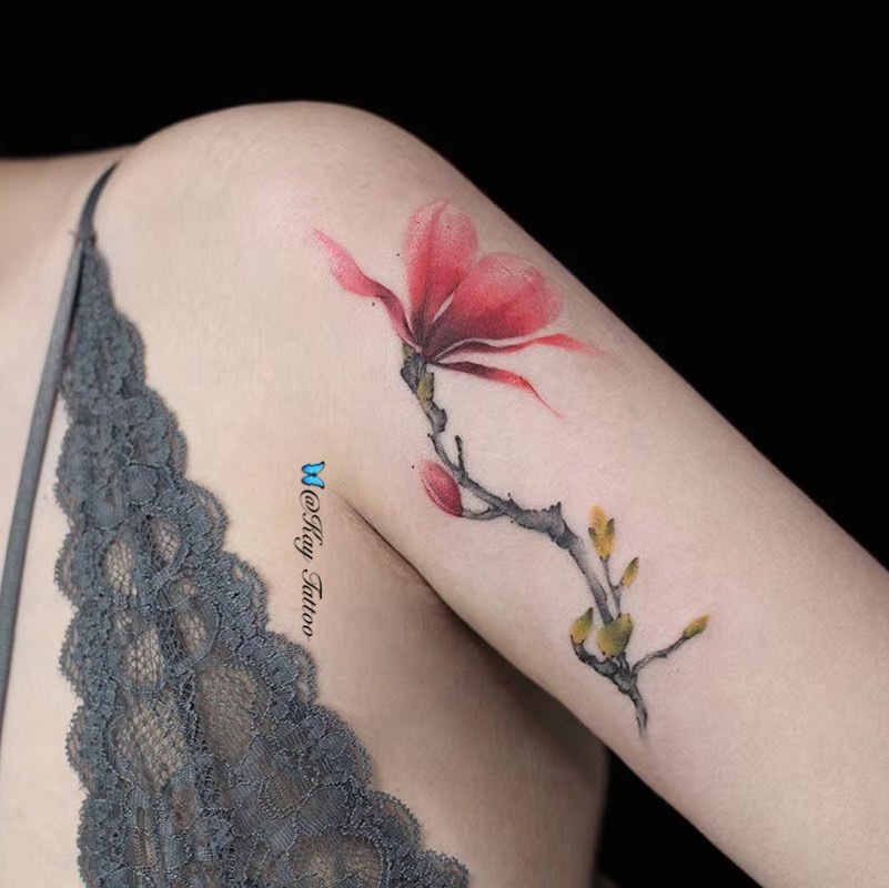 60 ideias de tatuagem de flor na mão para te convencer a fazer a sua