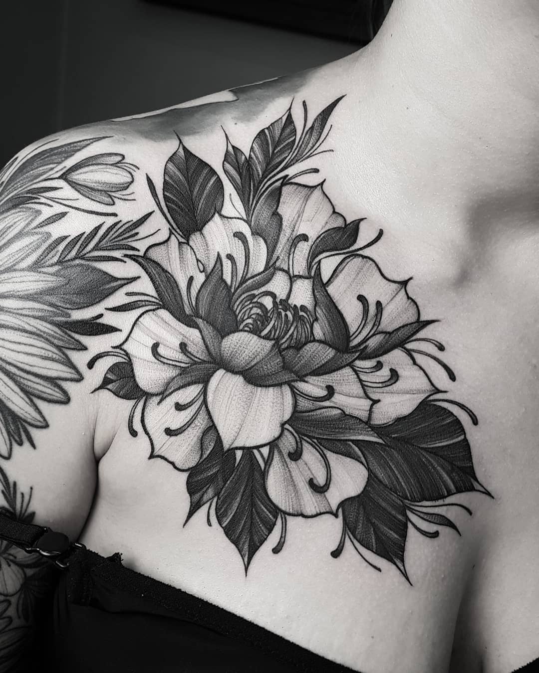 60 ideias de tatuagem de flor na mão para te convencer a fazer a sua