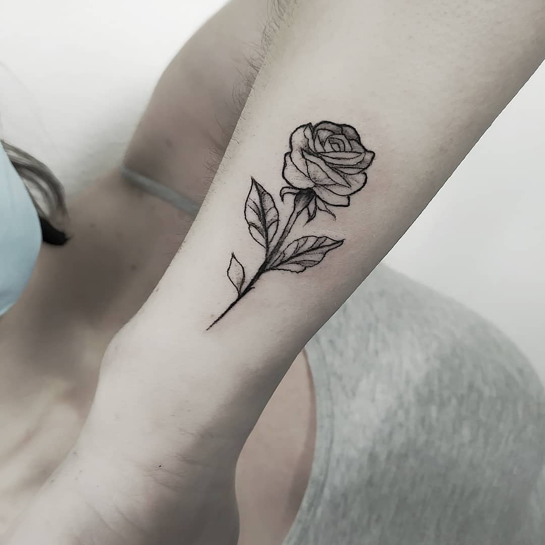 60 ideias de tatuagem de flor na mão para te convencer a fazer a sua