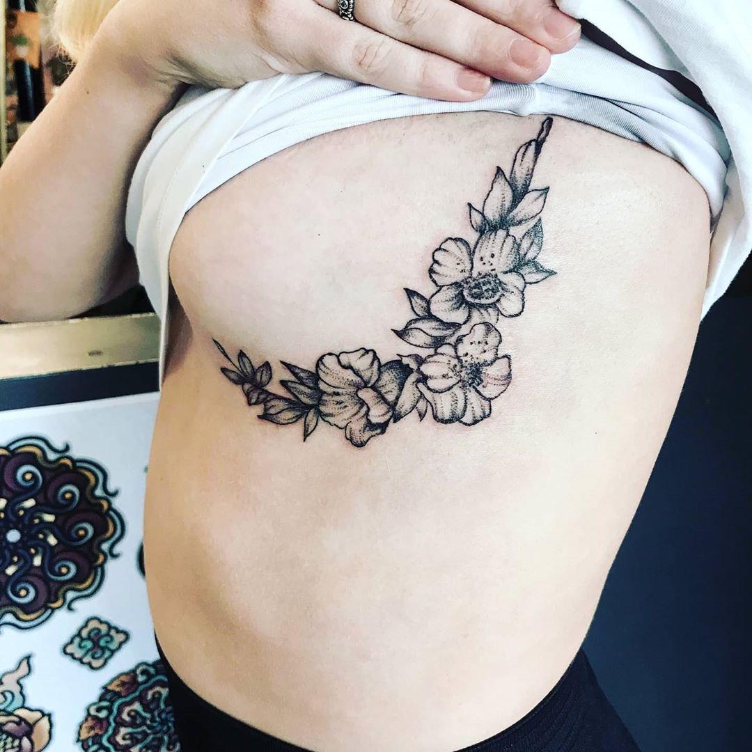 Featured image of post Tatuagens Femininas Na Mama Lua Mais do que tatuagens pequenas e delicadas mulheres t m buscado ideias para tatuagens no corpo todo