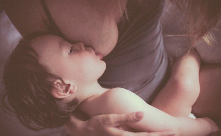20 fotos emocionantes de mães amamentando seus bebês