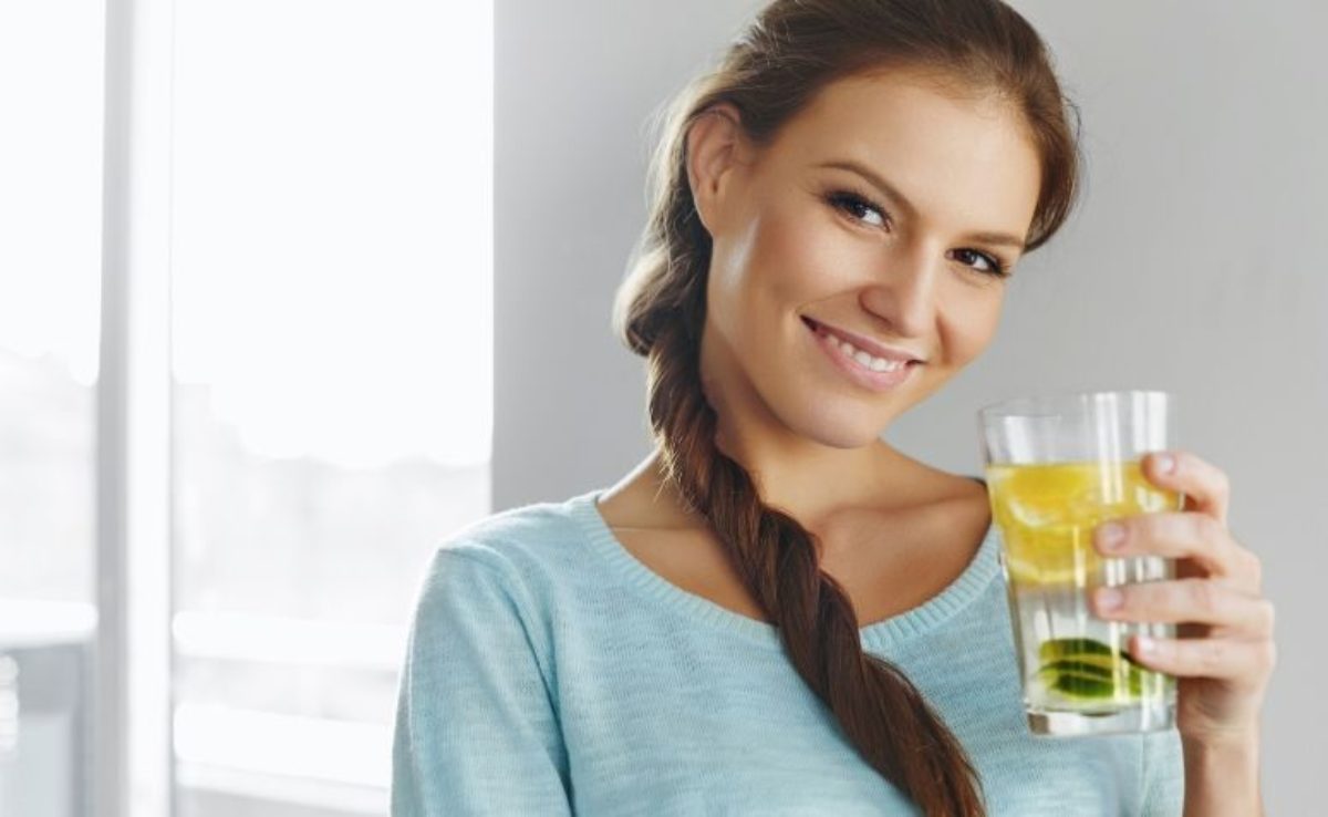 Água com limão: 10 benefícios se você tomar diariamente Água com limão: 10 benefícios se você tomar diariamente